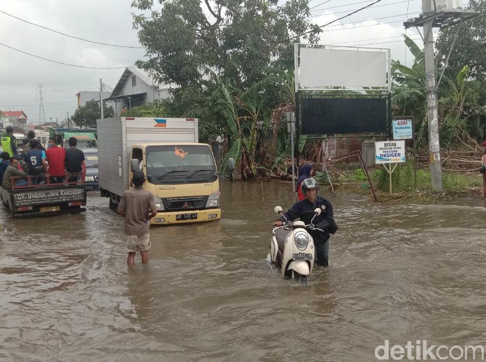 Jalan Kudus-Purwodadi di Desa Tanjung Karang terendam banjir, Rabu (10/2/2021).