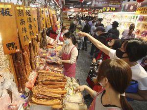 Jelang Imlek, Warga Serbu Pasar di Taipei
