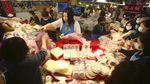 Jelang Imlek, Warga Serbu Pasar di Taipei