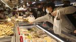 Jelang Imlek, Warga Serbu Pasar di Taipei
