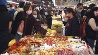 Warga Taiwan mulai memburu makanan makanan, kue kering, dan pernak-pernik di pasar menjelang Tahun Baru Imlek.