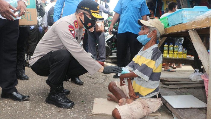 Kapolda NTT mengunjungi Pasar Oeba untuk mengecek protokol kesehatan dan bagikan masker
