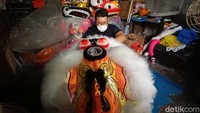 Reza mematok harga bervariasi tergantung model barongsai. Untuk barongsai Hok Shan dibandrol Rp 5,5 juta, sedangkan Foshan dipatok harga Rp 6 juta. Barongsai buatannya laku sampai luar pulau Jawa, seperti Medan dan Pontianak.