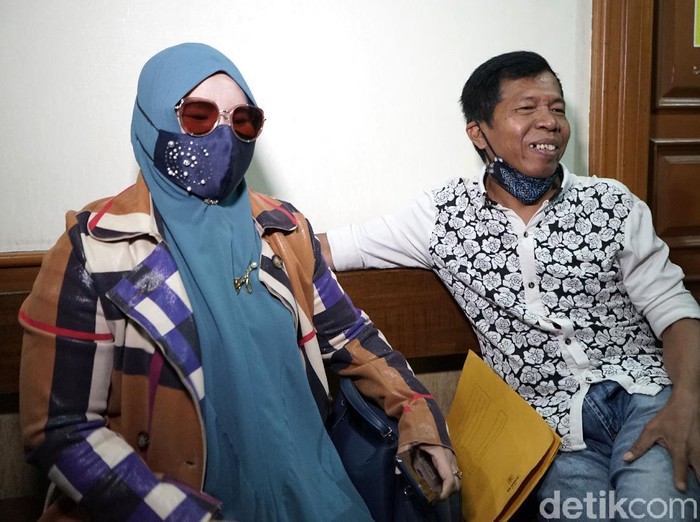 Kiwil dan Rohimah saat menghadiri sidang ikrar cerai di Pengadilan Agama Jakarta Selatan, Jakarta, Rabu, (10/2/2021).