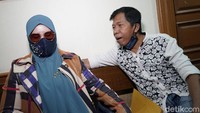 Kiwil sudah menyerahkan berkas penerimaan perceraian dan mengucapkan talak kepada Rohimah di depan majelis hakim. (Foto: Palevi/detikcom) 