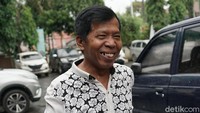 Senyum Kiwil sudah tampak sejak dirinya berjalan menuju ruangan ikrar cerai Pengadilan Agama Jakarta Selatan. 