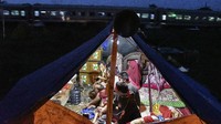Menurut warga, mereka sudah tiga hari berada di pengungisan akibat rumah yang masih tergenang banjir luapan sungai Citarum dan Cibeet. ANTARA FOTO/ Fakhri Hermansyah.