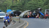 Badan Penanggulangan Bencana Daerah (BPBD) Kab. Indramayu mengatakan jumlah pengungsi korban banjir Indramayu mencapai 15 ribu jiwa. ANTARA FOTO/Dedhez Anggara.