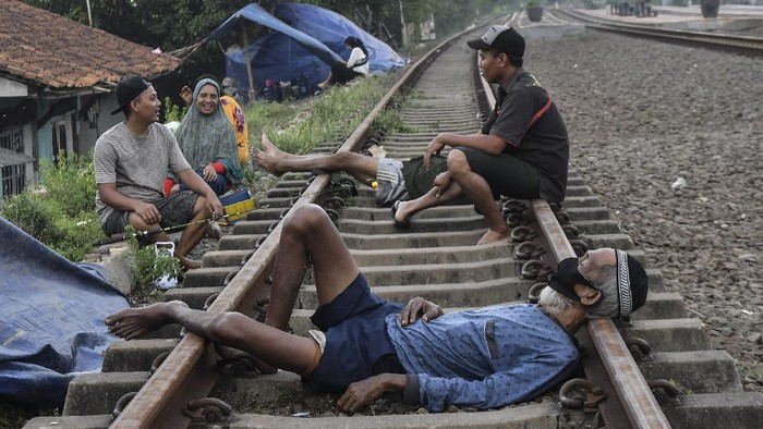 Sejumlah korban banjir mengungsi di sejumlah titik. Di Cikarang warga mengungsi di rel kereta, sementara di Indramayu warga mendirikan tenda di jalan raya Pantura.