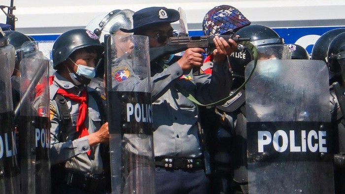 Kudeta Myanmar: Polisi diduga gunakan peluru tajam, seorang demonstran perempuan luka serius akibat tertembak