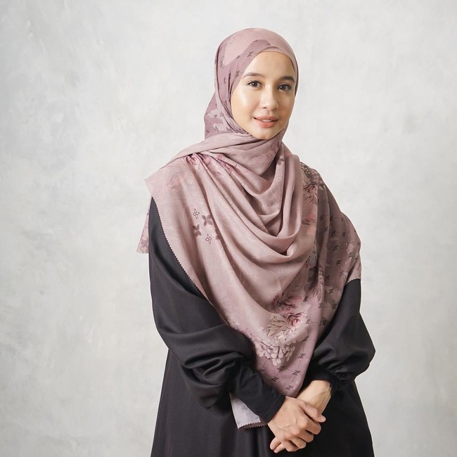 Laudya Cynthia Bella tampak memesona ketika memakai hijab voal yang ia bentuk menutupi bagian dada. Agar bagian depan rambutnya tak terlihat, Bella memakai inner hijab dengan warna yang senada. Bella memadukan hijabnya dengan gamis hitam. Foto: Instagram @laudyacynthiabella.