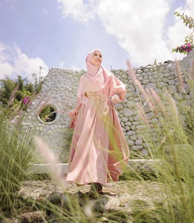 Penampilan Laudya Cynthia Bella yang semakin syari ini membuatnya banjir pujian dan dukungan dari warganet di Instagram. Foto: Instagram @laudyacynthiabella.