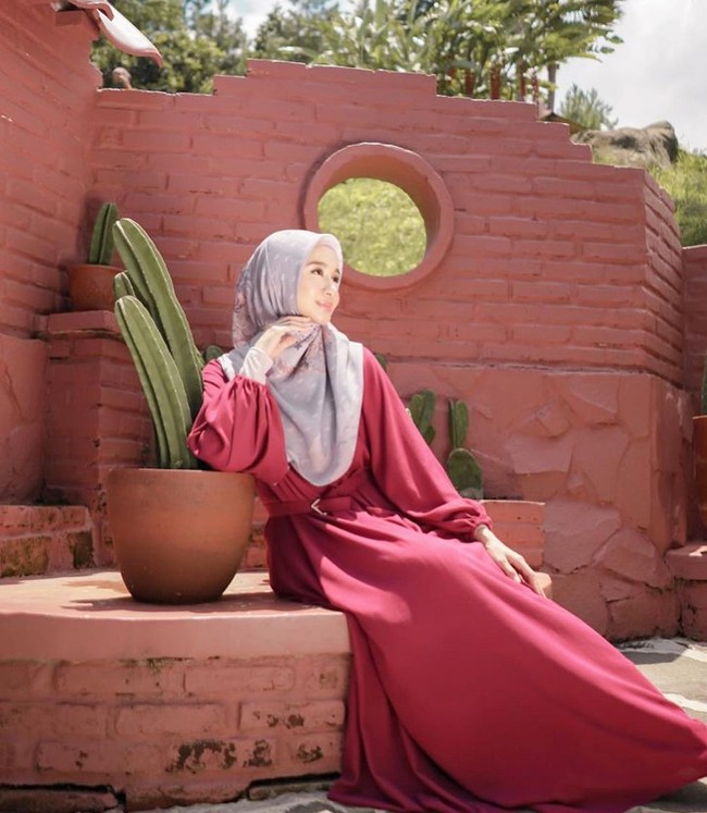 Bella sudah berusaha untuk mempertahankan rumah tangganya dengan pria asal Malaysia tersebut. Bella dan Engku Emran menikah di Malaysia pada 8 September 2017. Pernikahan itu pun diadakan sangat tertutup. Lalu keduanya menggelar resepsi pernikahan di Bandung. Foto: Instagram @laudyacynthiabella.