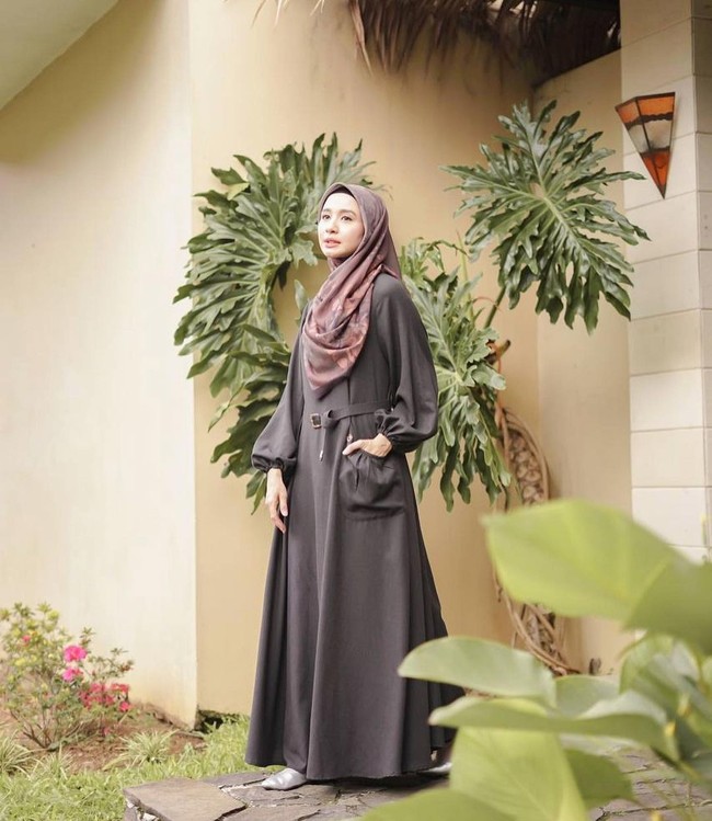 Setelah bercerai, Laudya Cynthia Bella  memilih fokus menjalankan brand fashion muslim miliknya, L by Laudya Cynthia Bella. Seperti dalam foto ini, ia baru saja merilis dres dengan model yang simple dengan detail balon di bagian lengan dan saku di bagian samping dress. Foto: Instagram @laudyacynthiabella.