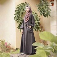Setelah bercerai, Laudya Cynthia Bella  memilih fokus menjalankan brand fashion muslim miliknya, L by Laudya Cynthia Bella. Seperti dalam foto ini, ia baru saja merilis dres dengan model yang simple dengan detail balon di bagian lengan dan saku di bagian samping dress. Foto: Instagram @laudyacynthiabella.