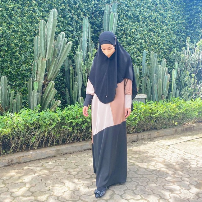 Kini usai bercerai, di akun Instagramnya @laudyacynthiabella, Bella kerap mengunggah foto OOTD. Gaya hijab Laudya Cynthia Bella sehari-hari tampil dengan hijab syari yang menutupi dada. Bella memakai khimar hitam dengan gamis panjang. Foto: Instagram @laudyacynthiabella.