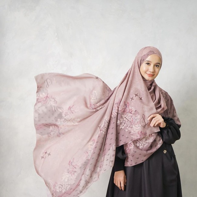 Dua tahun membina rumah tangga Laudya Cynthia Bella memutuskan berpisah dari pengusaha Malaysia, Engku Emran. Secara mengejutkan ia mengungkapkan perceraiannya pada awal Juli 2020 lewat tayangan Insert Transtv. Foto: Instagram @laudyacynthiabella.