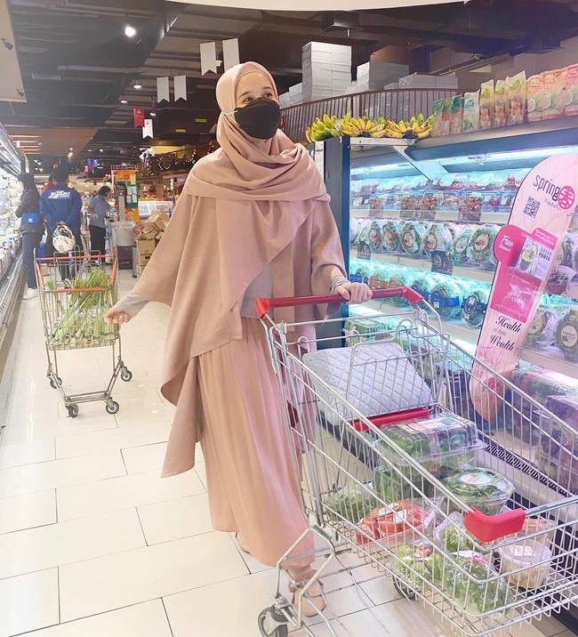 Ketika berbelanja ke supermarket pun, Laudya Cynthia Bella memakai hijab segiempat yang dibentuk menutupi bagian dada. Selain itu Bella juga mengenakan rok lipit dan outer dengan warna senada. Foto: Instagram @laudyacynthiabella.