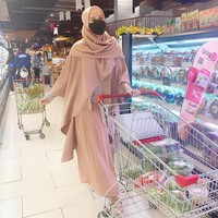 Ketika berbelanja ke supermarket pun, Laudya Cynthia Bella memakai hijab segiempat yang dibentuk menutupi bagian dada. Selain itu Bella juga mengenakan rok lipit dan outer dengan warna senada. Foto: Instagram @laudyacynthiabella.