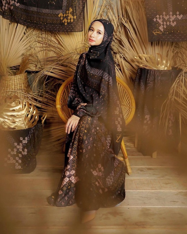 Laudya Cynthia Bella tampil lebih feminin, anggun dan elegan saat mempromosikan bisnis fashionnya. Dia memadukan gamis dan hijab yang bermotif khas Minang warna hitam. Foto: Instagram @laudyacynthiabella.