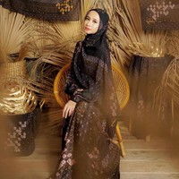 Laudya Cynthia Bella tampil lebih feminin, anggun dan elegan saat mempromosikan bisnis fashionnya. Dia memadukan gamis dan hijab yang bermotif khas Minang warna hitam. Foto: Instagram @laudyacynthiabella.