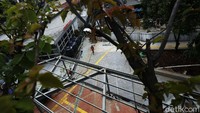 Pekerja terus melakukan pengerjaan penataan kawasan Stasiun Tebet, Jakarta, Rabu (10/2/2021).