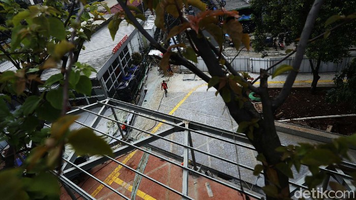 Pekerja terus melakukan pengerjaan penataan kawasan Stasiun Tebet, Jakarta. Nantinya Staisun Tebet akan lebih indah, rapi dan nyaman bagi pengguna transportasi massal.