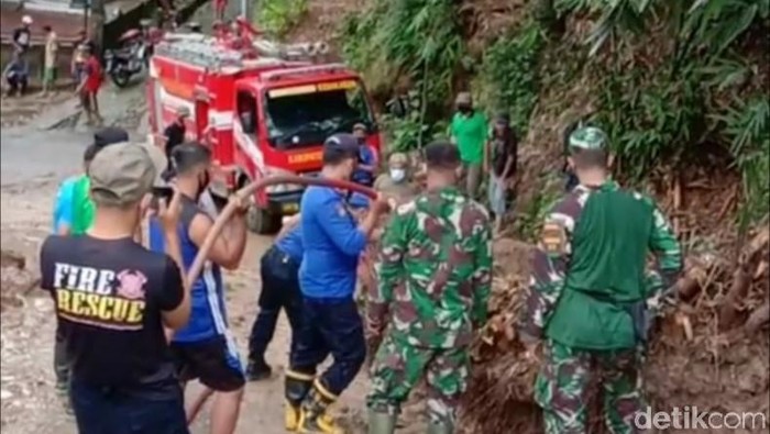 Longsor Tutup Jalan Antar Kecamatan di Trenggalek