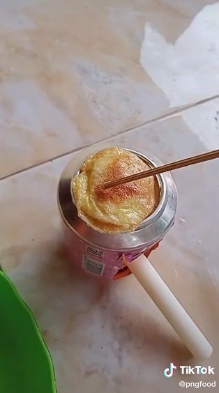 masak telur pakai kaleng minuman dan lilin
