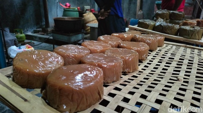 Melihat proses pembuatan kue keranjang menjelang imlek di Majalengka