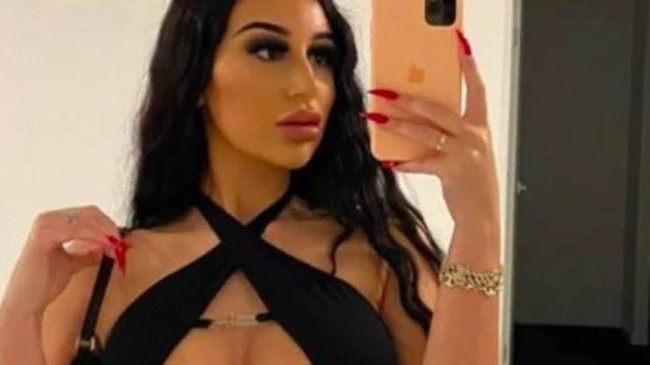 Menjual konten seksi di Instagram, Mikaela mendapatkan uang yang begitu banyak.Tahun lalu dia mengungkapkan pengeluarannya selama satu tahun. Mikaela mengaku menghabiskan uang mencapai US$ 1,4 juta atau sekitar Rp 19 miliar. Foto: Instagram