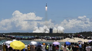 Lalu China melalui wahana antariksa Tianwen-1 akan tiba di Mars pada 10 Februari. Tapi proses pendaratannya baru akan dimulai beberapa bulan setelahnya. AP Photo/Yang Guanyu.