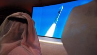 Wahana Hope menembus orbit mars, di saat ada dua misi yang sama ke planet yang berjarak 62 juta kilometer dari bumi tersebut. Dua misi lainnya adalah Perseverance milik NASA, Amerika Serikat, serta Tianwen-1 dari China. Selain mengungguli Amerika Serikat dan China, Badan Antariksa UEA mampu menyingkat waktu penyiapan misi. Umumnya misi Mars memakan waktu sekitar 10 tahun, untuk perencanaan dan perancangan. Namun, UEA bisa mewujudkannya dalam selang 7 tahun. AP Photo/Jon Gambrell.
