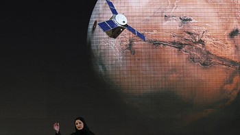 Berbeda dengan misi China dan AS, Hope tidak akan mendarat di permukaan Mars. Hope akan mengorbit Mars selama satu tahun menurut kalender planet ini, yaitu 687 hari. AP Photo/Kamran Jebreili.