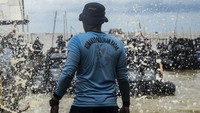 Lokasi jatuhnya pesawat yang merupakan perairan laut, membuat Satuan Komando Pasukan Katak (Sat Kopaska) yang bermarkas di Pondok Dayung, Jakarta, menjadi andalan untuk misi pencarian, menyisir bawah air dengan para penyelamnya.