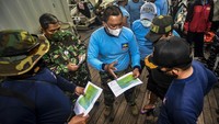 Pada hari itu juga di pagi yang dingin pukul 05.30 WIB, para penyelam lengkap dengan peralatan mereka bersiap memulai pencarian. Kapal cepat Kal Kilat dan Sea Rider menunggu di dermaga untuk mengantar para manusia katak ke lokasi pencarian di tengah terjangan gelombang tinggi yang melanda.