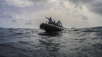 Awan gelap bergelantung di lokasi operasi pencarian di perairan Kepulauan Seribu, Jakarta, memayungi para manusia katak yang menyiapkan peralatan selam mereka. Tak ketinggalan kantong jenazah mereka siapkan untuk membawa temuan di dasar laut terkait kecelakaan tersebut.