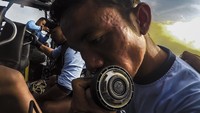 Para manusia katak itu pun mulai menyelam menuju kedalaman 18 meter, dan perlahan jarak pandang mulai terbatas dikarenakan endapan lumpur yang naik, menuntut mereka untuk sabar dalam proses pencarian. Di dasar lautan arus yang kencang juga menghambat pergerakan penyelam dan mewajibkan mereka untuk ekstra hati-hati.