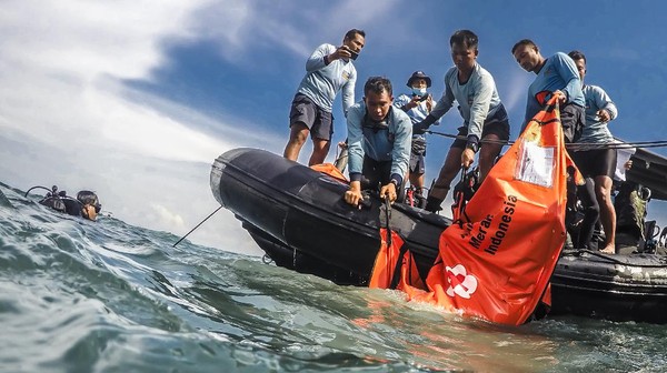 Melihat Lagi Misi Pencarian Pesawat SJ182 oleh Pasukan Katak