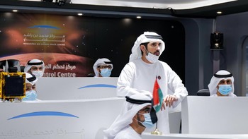Pangeran atau Putra Mahkota Dubai, Sheikh Hamdan bin Mohammed bin Rashid Al Maktoum mengamati suasana peluncuran. Foto: Twitter