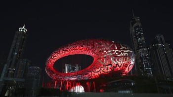 Jelang Hope tiba di Mars, landmark di kota Dubai termasuk Dubai Museum of The Future berselimut cahaya merah. Foto: AP/Kamran Jebreili