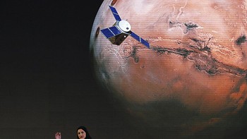 Sarah Amiri, deputy project manager proyek Hope menerangkan bagaimana misi ke Mars berjalan. Foto: AP/Kamran Jebreili