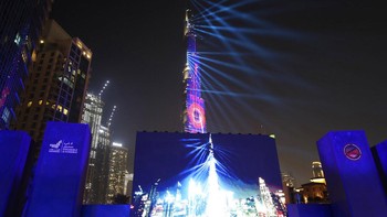 Detik-detik Hope tiba di Mars pun disiarkan langsung dengan layar besar di depan Burj Khalifa. Foto: AP/Kamran Jebreili