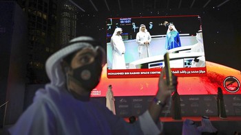 Tim yang menanganinya di Mohammed Bin Rashid Space Centre pun bersorak gembira. Uni Emirat Arab berhasil tiba lebih dulu dibandingkan wahana China dan Amerika Serikat yang juga hampir sampai di Mars. Foto: AP/Kamran Jebreili