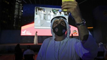 Warga pun selfie di depan layar yang menayangkan keberhasilan misi itu. Foto: AP/Kamran Jebreili
