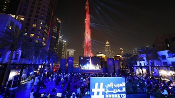 Burj Khalifa pun berubah menjadi berwarna merah, Uni Emirat Arab sukses mencetak sejarah. Foto: AP/Kamran Jebreili