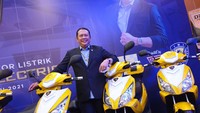 Nama motor listriknya BS, Bike Smart. Soal harga memang belum ditentukan. Tapi kita lagi hitung, harganya akan di bawah Rp 10 juta, mungkin Rp 7 juta sampai Rp 8 juta, sambungnya lagi. Foto: Luthfi Anshori/detikOto