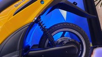 Bamsoet menjelaskan jika 30% komponen di sepeda motorlistriknya masih diimpor. Komponen itu adalah dinamo dan baterai. Ini komponen impornya full China, tapi untuk jok, moulding kita buat sendiri. Mungkin ke depannya kandungan lokal akan jadi 80%. Yang kita impor kan cuma dinamo dan baterai, lanjut Bamsoet. Foto: Luthfi Anshori/detikOto