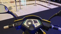Dilihat dari penampilan luarnya, motor listrik Bamsoet mengusung model skutik, dengan kelir kuning kombinasi putih. Di belakangnya terdapat tambahan boks untuk membawa barang. Di bagian kokpitnya masih menggunakan panel instrumen jenis analog, sementara sistem rem menggunakan cakram di roda depan dan tromol di roda belakang. Foto: Luthfi Anshori/detikOto