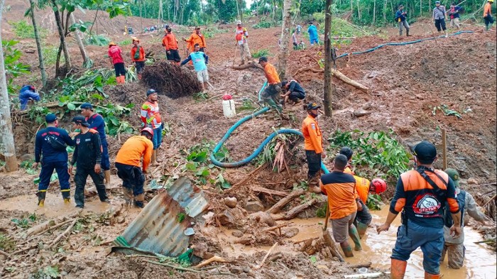 Operasi pencarian korban longsor di Kebumen